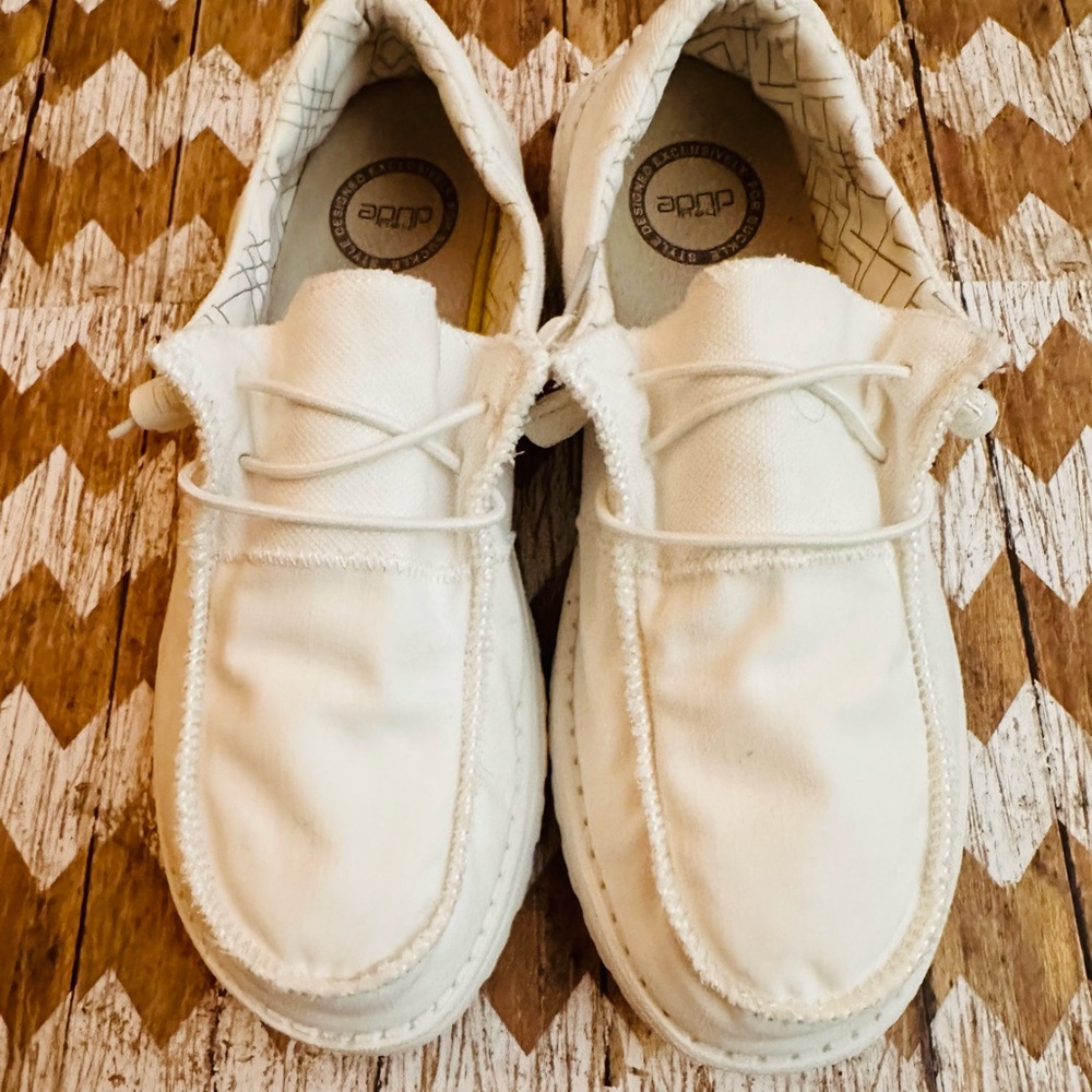HEY DUDE women’s size 9, WHITE